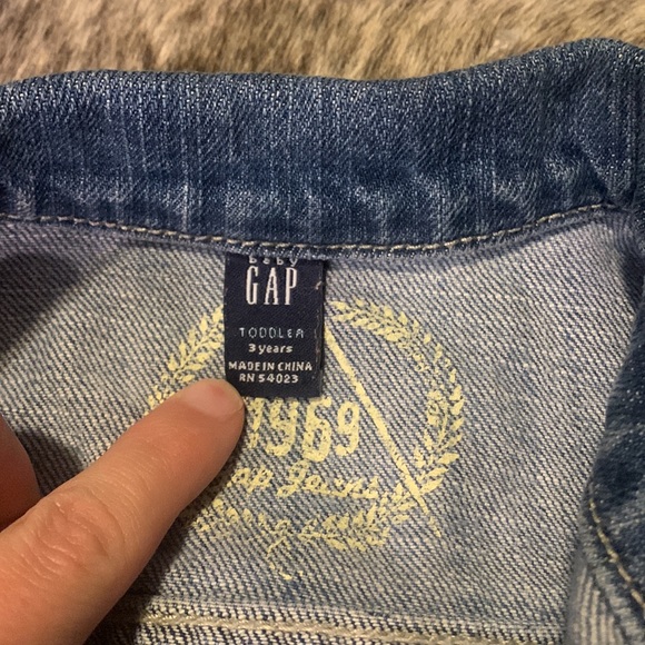 Gap Jean jacket - size 3 toddler - Picture 2 of 3